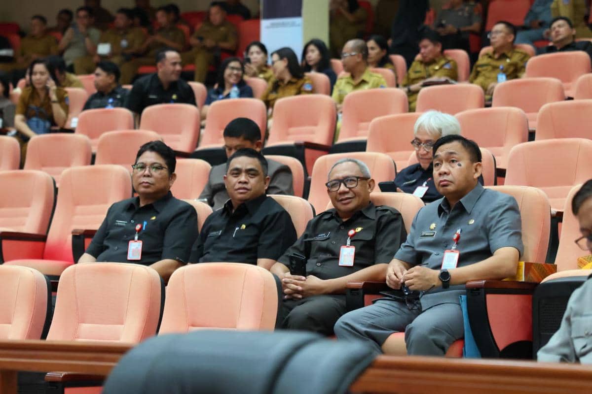Rapat paripurna DPRD Sulawesi Utara mendengarkan pendapat tentang Ranperda Pemberdayaan Perempuan dan Perlindungan Anak.