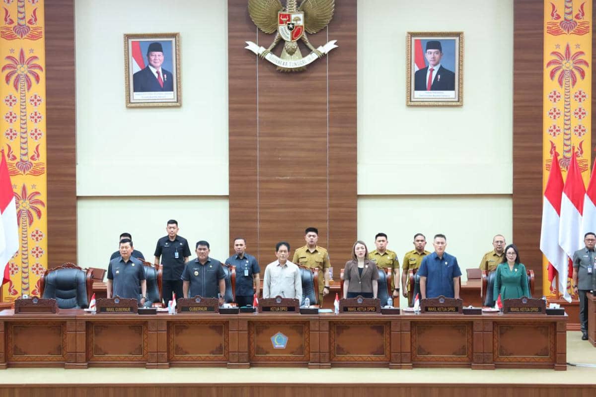 Peserta rapat paripurna DPRD Sulut mendengarkan pendapat mengenai Ranperda Pemberdayaan Perempuan dan Perlindungan Anak.