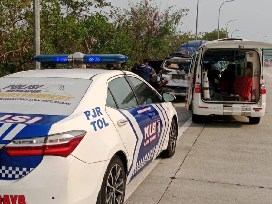 Kabut Asap Picu Kecelakaan di Tol Bakter, Rush Ditabrak Truk Trailer!