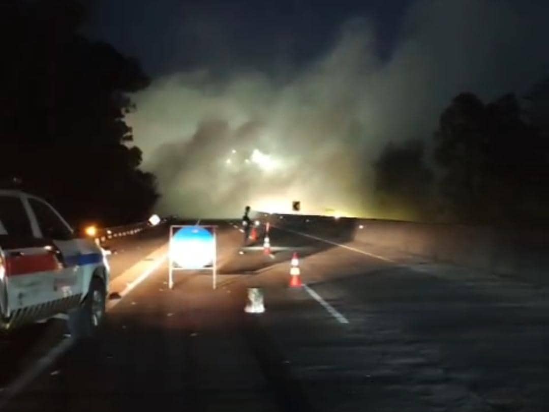Petugas melakukan pengaturan lalu lintas di ruas tol Bakauheni-Terbanggi Besar (Bakter) akibat kabut asap kebakaran. (IDN Times/Istimewa). 
