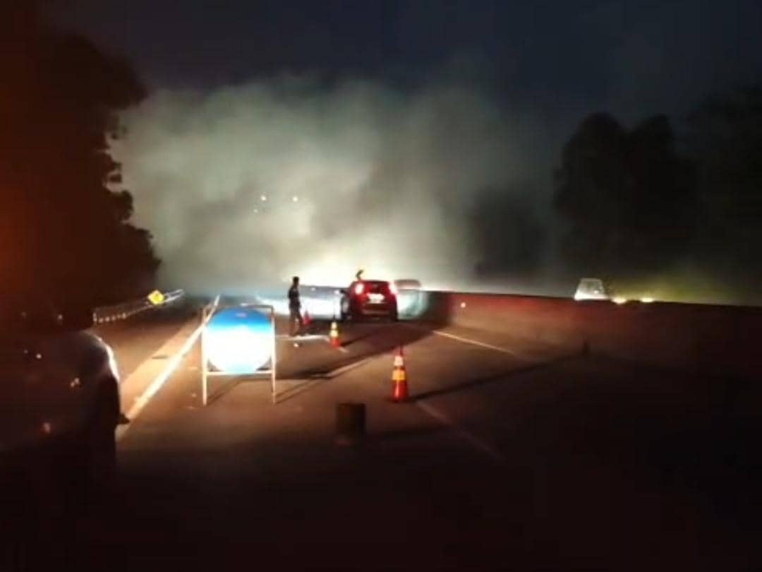 Petugas melakukan pengaturan lalu lintas di ruas tol Bakauheni-Terbanggi Besar (Bakter) akibat kabut asap kebakaran.
