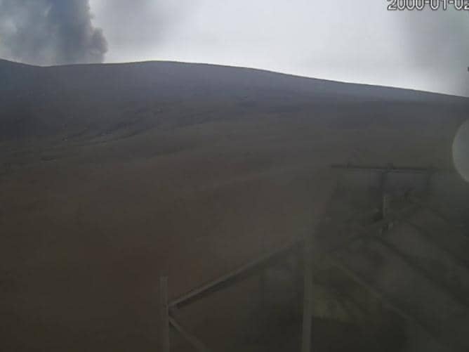 Pemantauan aktivitas Gunung Anak Krakatau, Minggu (18/10/2026).