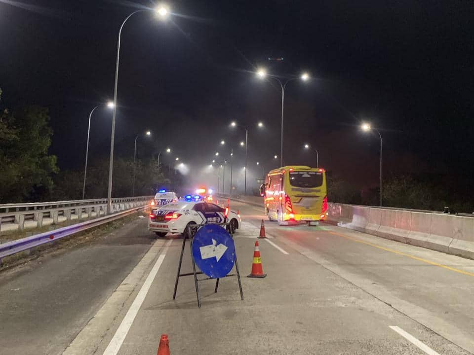 Aktivitas pengamanan dan pengaturan lalu lintas di ruas jalan Tol Bakauheni-Terbanggi Besar (Bakter), tepatnya di KM 132+000 hingga KM 132+600 jalur B