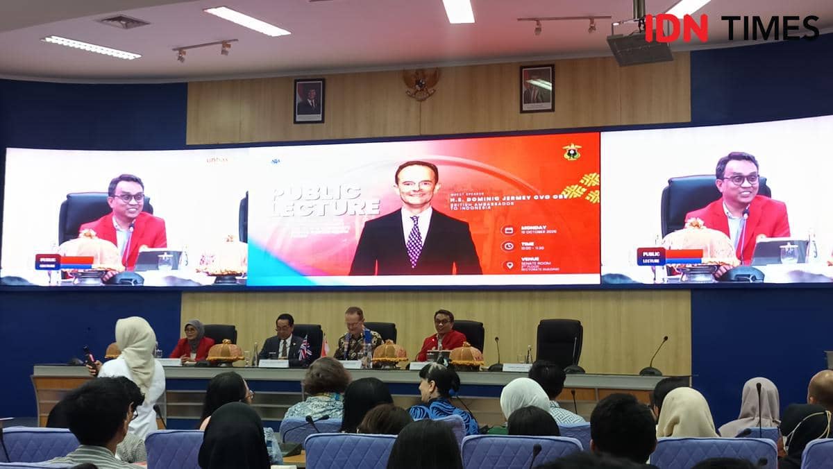Duta Besar Inggris Dominic Jermey berfoto bersama jajaran Universitas Hasanuddin dan peserta kuliah umum di Makassar.