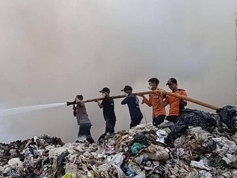 Petugas berjibaku memadamkan api kebakaran Tempat Pembuangan Akhir (TPA) Bandar Jaya di Kabupaten Lampung Tengah. 