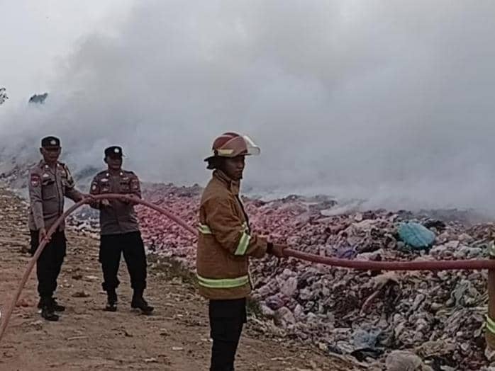 Petugas berjibaku memadamkan api kebakaran Tempat Pembuangan Akhir (TPA) Bandar Jaya di Kabupaten Lampung Tengah