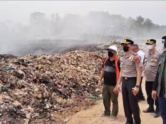 Proses pemadaman kebakaran Tempat Pembuangan Akhir (TPA) Bandar Jaya, Kabupaten Lampung Tengah, Senin (19/10/2026). (IDN Times/Istimewa)