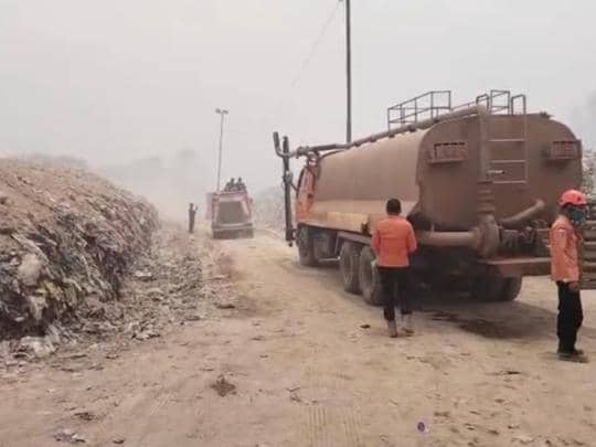 Proses pemadaman kebakaran Tempat Pembuangan Akhir (TPA) Bandar Jaya, Kabupaten Lampung Tengah, Senin (19/10/2026)
