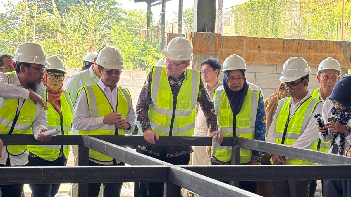 Duta Besar Inggris Dominic Jermey meninjau proyek pengelolaan sampah terpadu dengan teknologi maggot dan ayam Alope di Unhas.