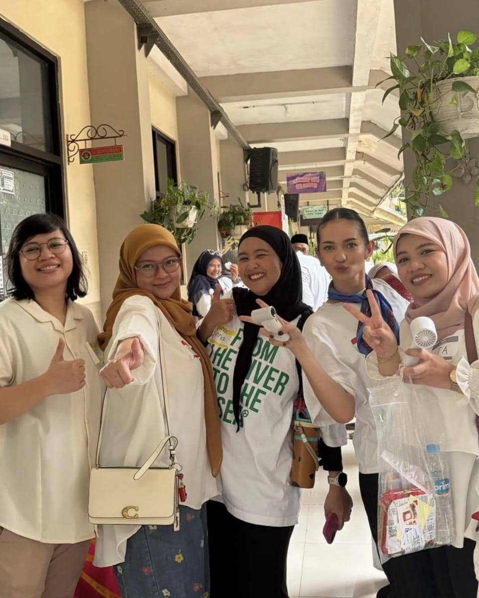 Enzy Storia berpose bersama teman-teman dalam acara reuni SMA yang dibagikan melalui akun Instagram pribadinya.