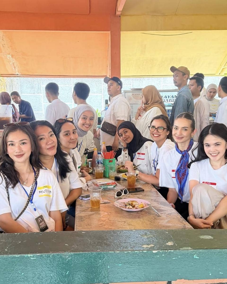 Enzy Storia menghadiri reuni SMA bersama teman-teman dalam unggahan Instagram miliknya yang dibagikan ke publik.