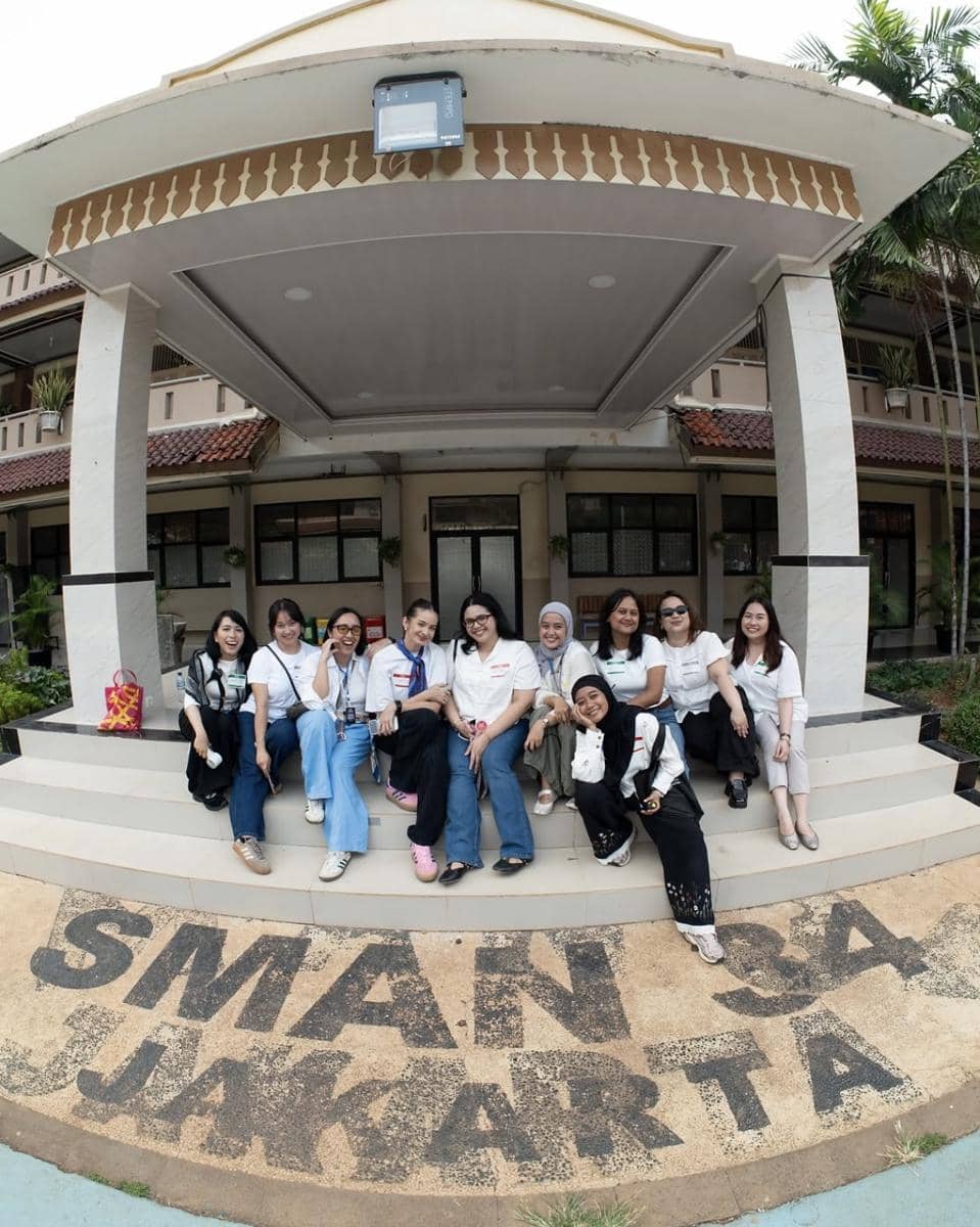 Enzy Storia berpose bersama sejumlah teman di acara reuni sekolah menengah atas dalam unggahan Instagram.