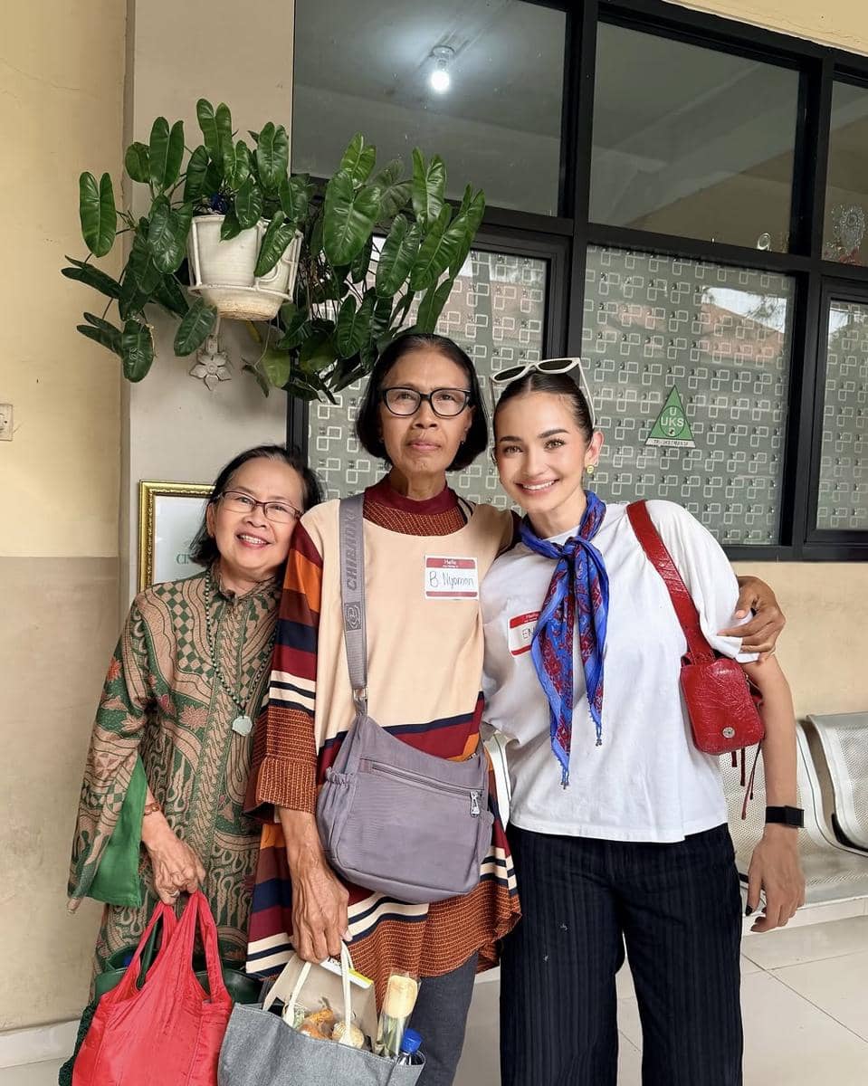 Enzy Storia berpose bersama teman-teman sekolah menengahnya dalam suasana hangat saat acara reuni SMA berlangsung.