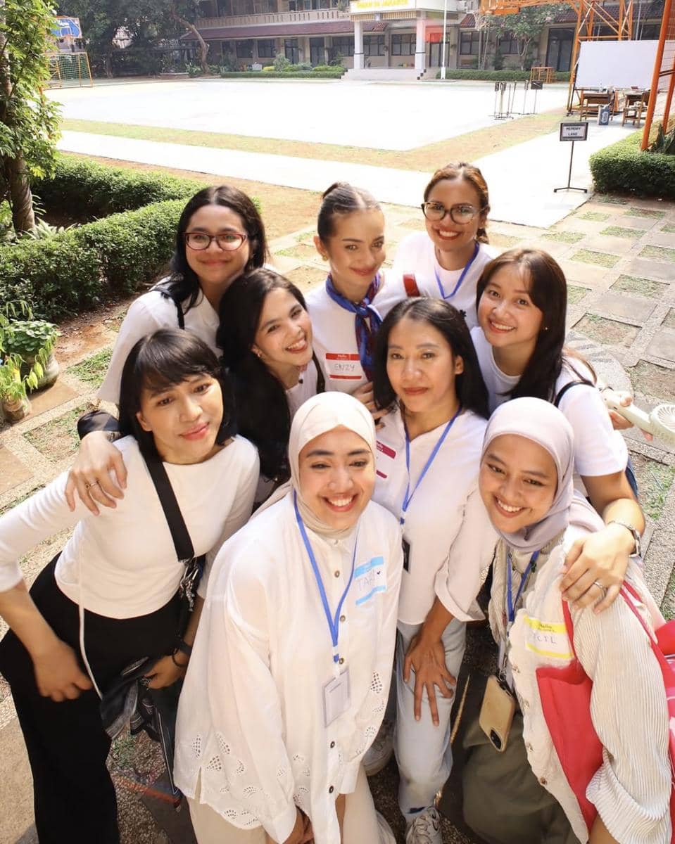 Enzy Storia menghadiri acara reuni SMA bersama teman-teman sekolahnya dalam unggahan Instagram yang hangat.
