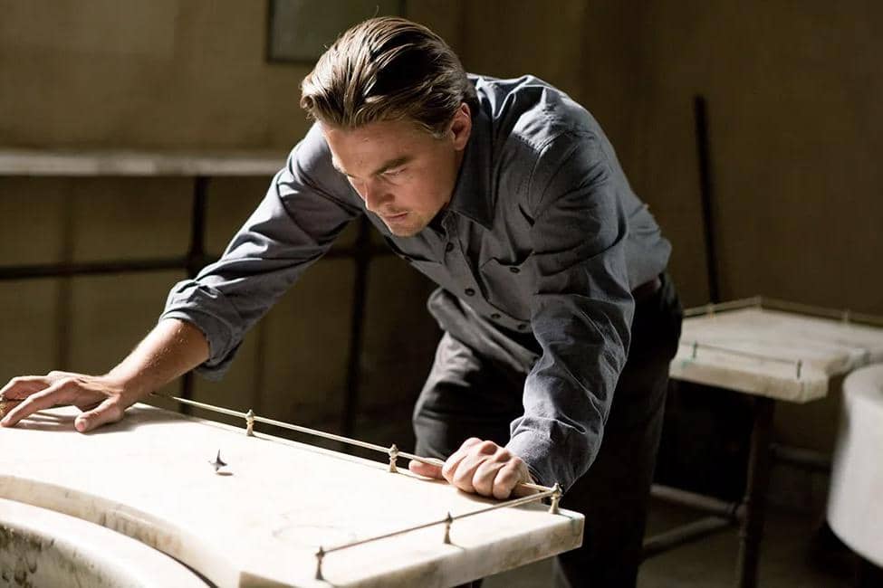 Cuplikan adegan dalam film Inception produksi Warner Bros. Pictures yang memperlihatkan suasana kota surealis.
