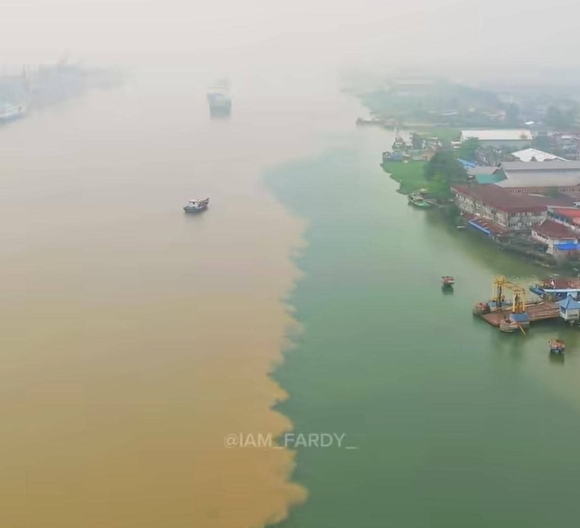 Fenomena Unik di Sungai Kapuas, Air Cokelat dan Hijau Terpisah dengan Jelas
