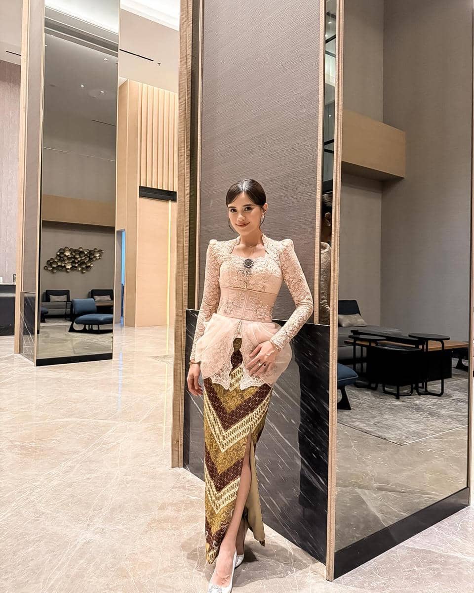 gaya kondangan elegan ala Audi Marissa