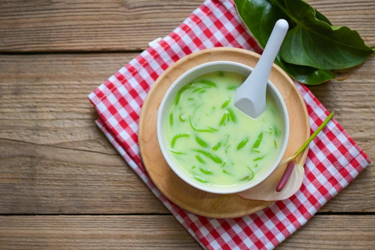 ilustrasi cendol hijau pandan dengan santan