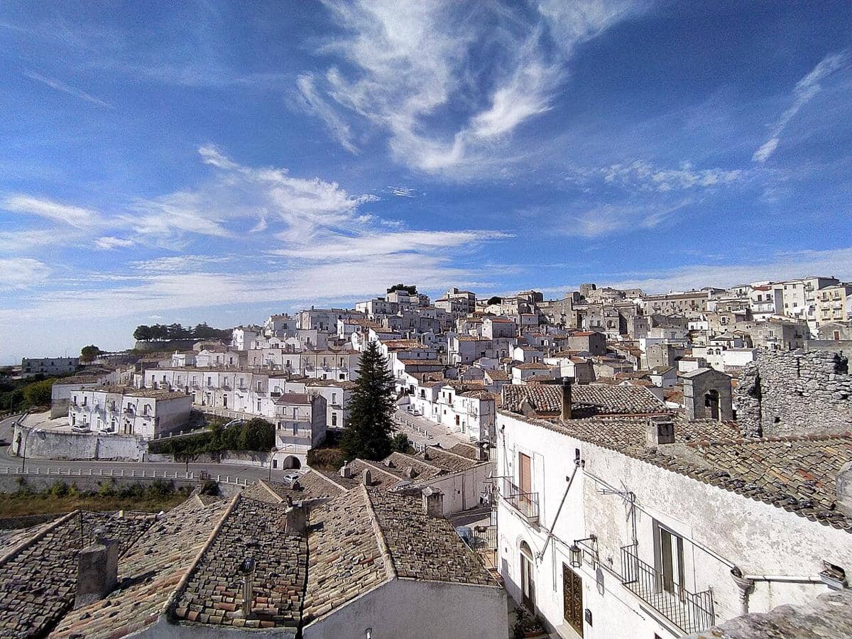 wilayah Kota ikonik Monte Sant'Angelo di Gunung Gargano tempat basilika berada