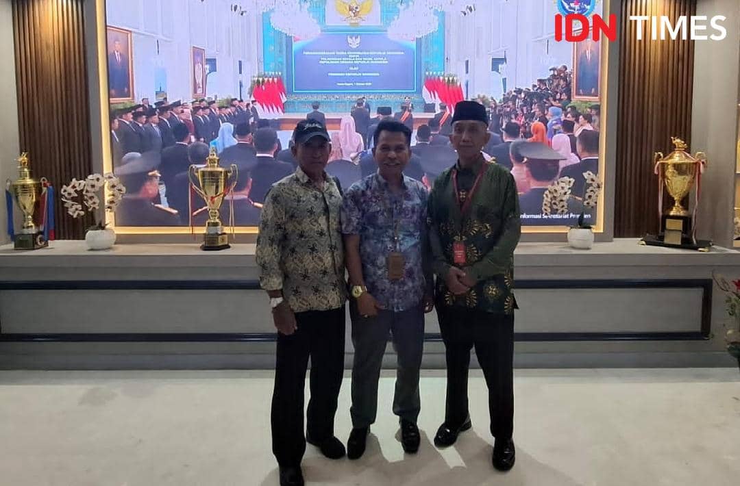 Kuasa hukum diapit perwakilan korban kredit fiktif Mandiri Taspen Purwokerto setelah bertemu penyidik OJK Pusat.