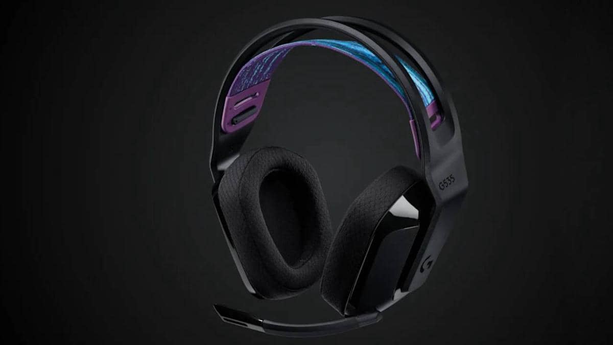 Headset gaming nirkabel Logitech G535 Lightspeed berwarna hitam dengan mikrofon boom terpasang di sisi kiri.