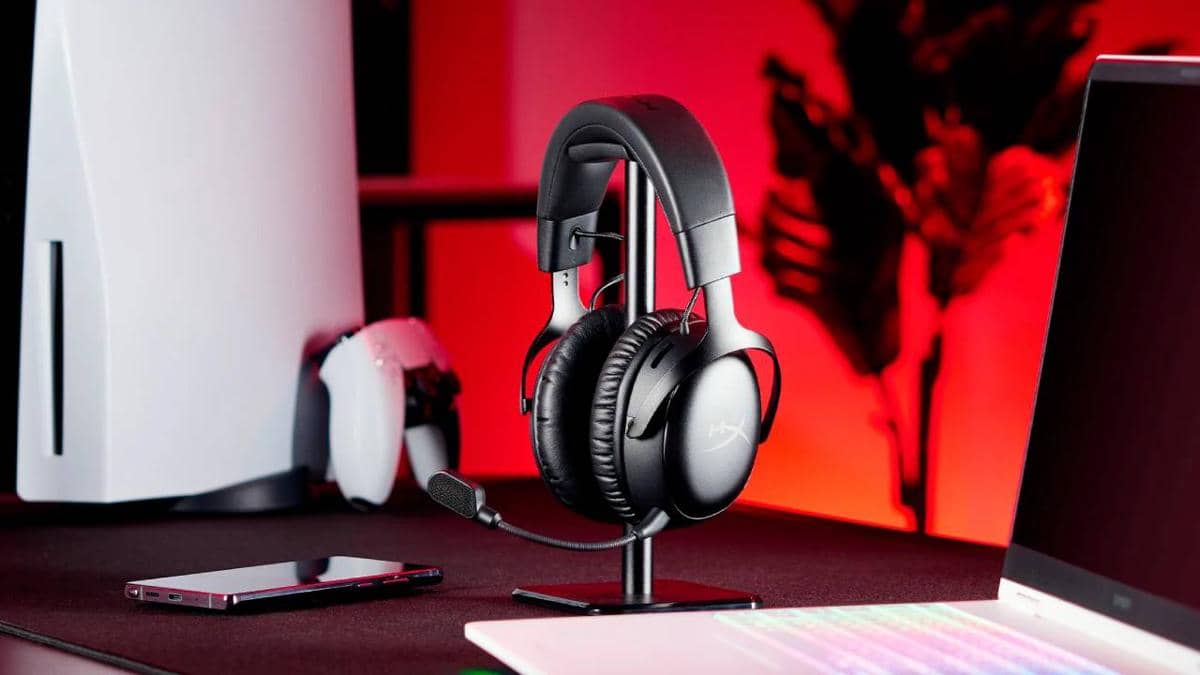 Produk headset gaming HyperX Cloud III S dalam materi dokumentasi resmi HyperX untuk kebutuhan audio dan bermain gim.