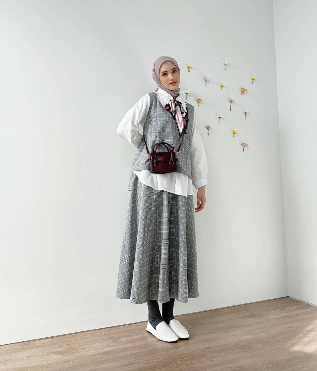 padu padan vest ala Rania Sukandari 