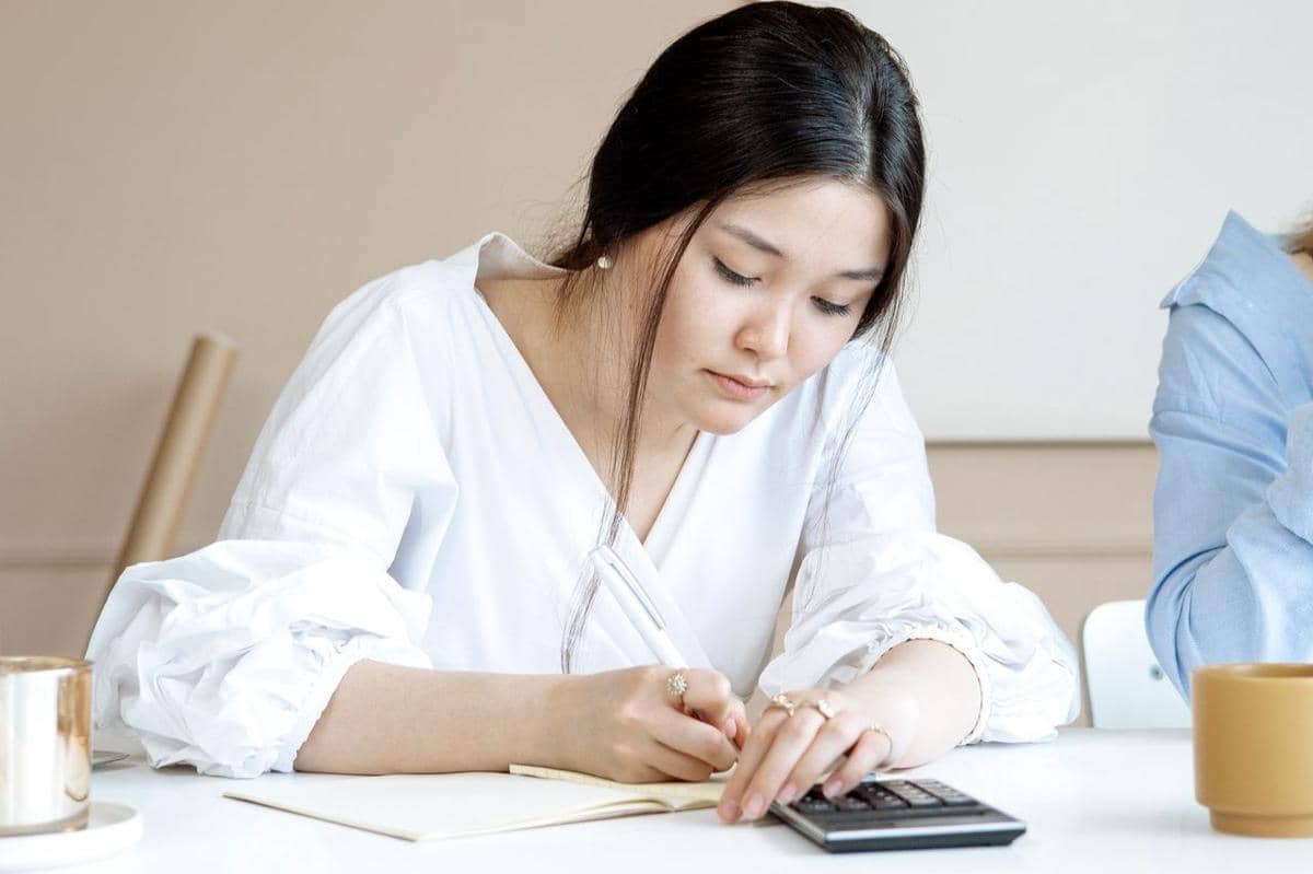 ilustrasi orang yang menerapkan aturan finansial personal dengan serius