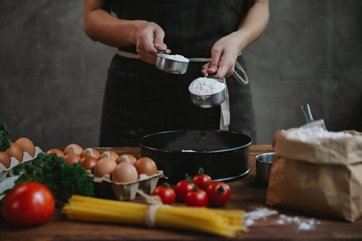 ilustrasi memasukkan tepung beras dengan tepung tapioka ke dalam wadah