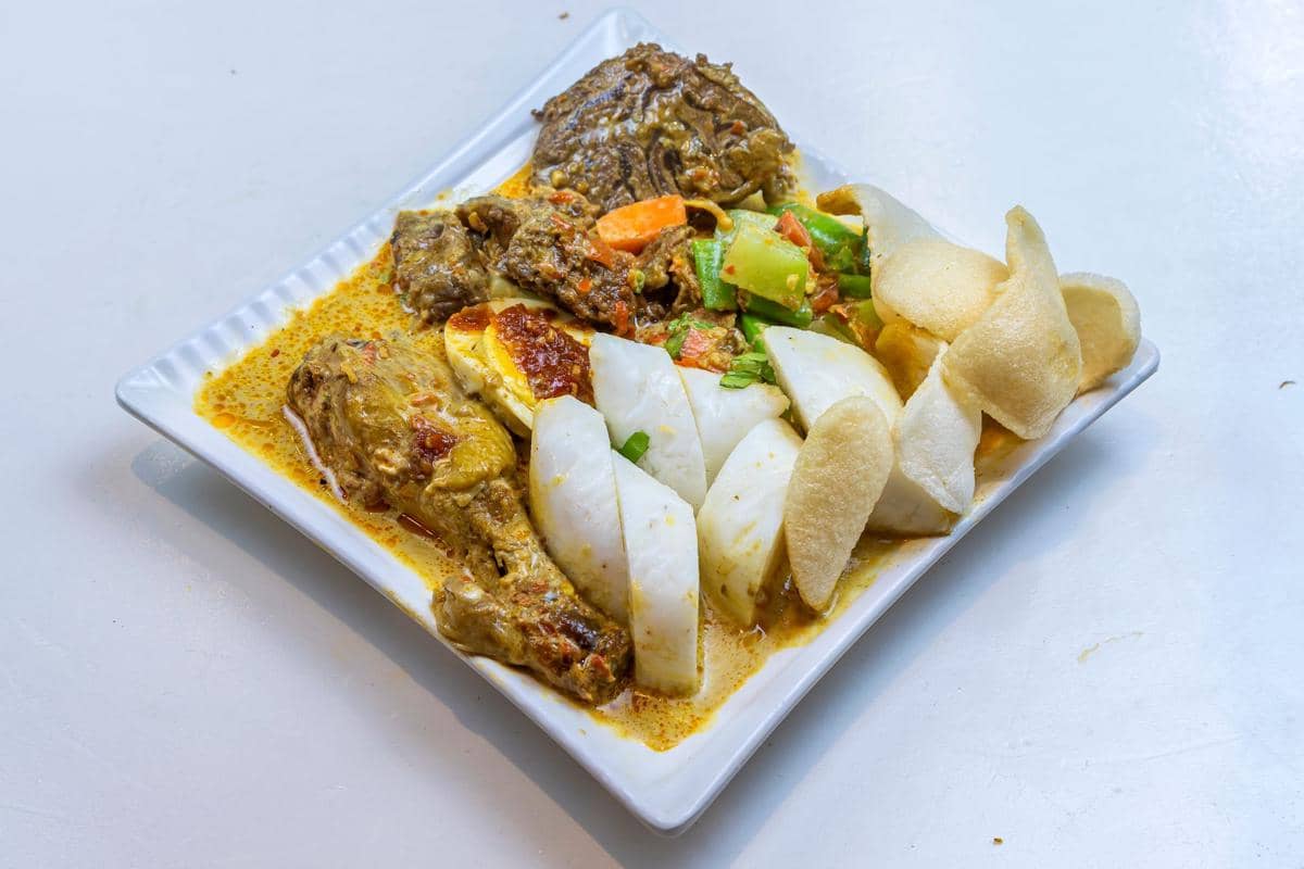 Resep Lontong Sayur Betawi, Pakai Kuah Santan Gurih dan Kaya Rempah