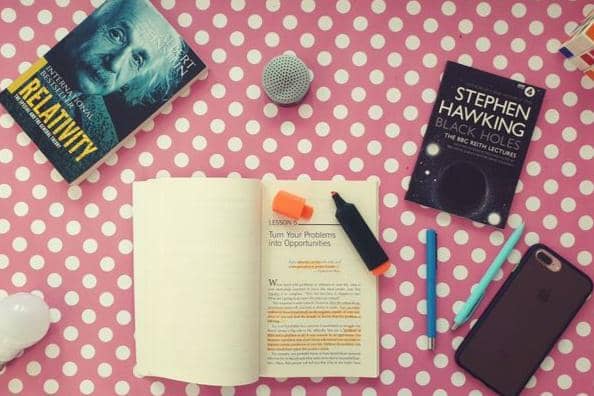 ilustrasi menandai poin-poin penting yang ada di dalam buku menggunakan highlighter