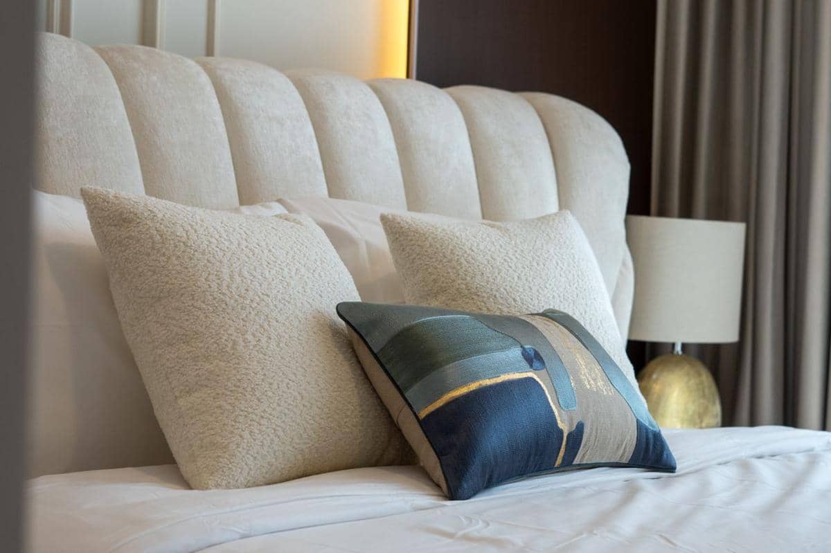 Ilustrasi bantal di tempat tidur