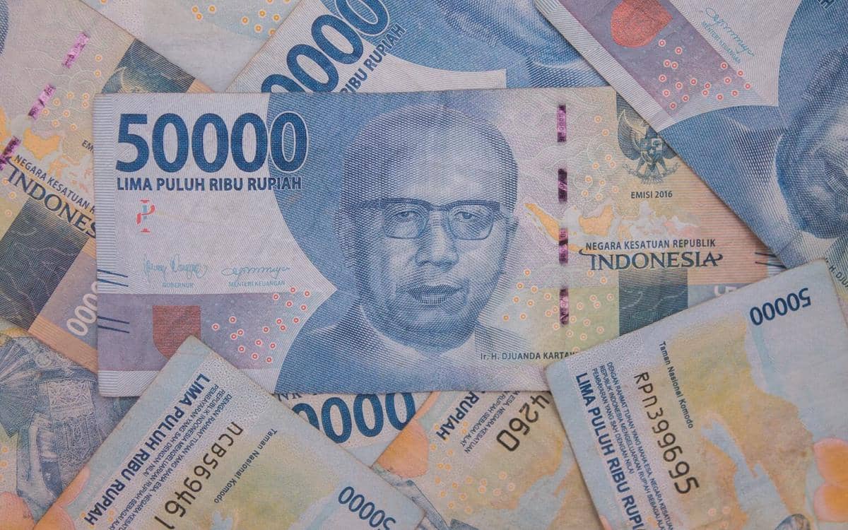Rupiah Ditutup Melemah ke Rp18.022 per Dolar AS usai BI Tahan BI Rate
