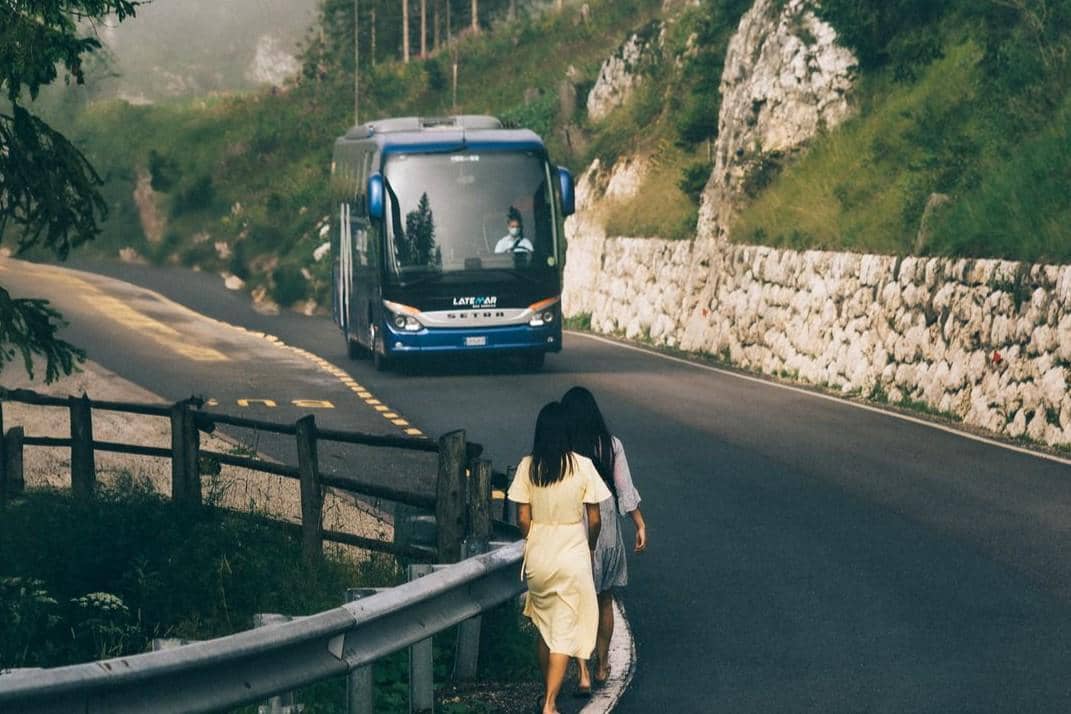 Potret bus di pegunungan
