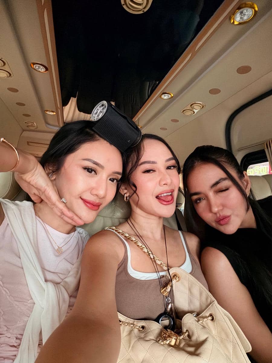 Merdi Octavia jalan-jalan di Bangkok bareng sahabat