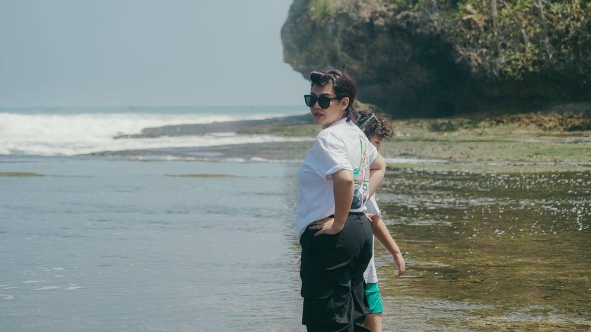 Sissy Prescillia dan keluarga liburan di Pangandaran