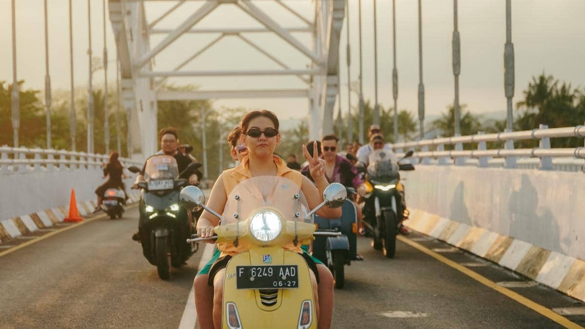 Sissy Prescillia dan keluarga liburan di Pangandaran