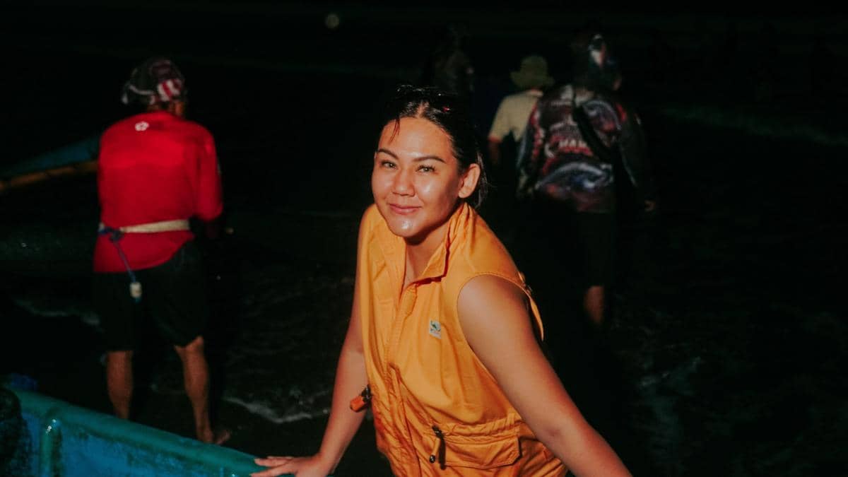 Sissy Prescillia dan keluarga liburan di Pangandaran