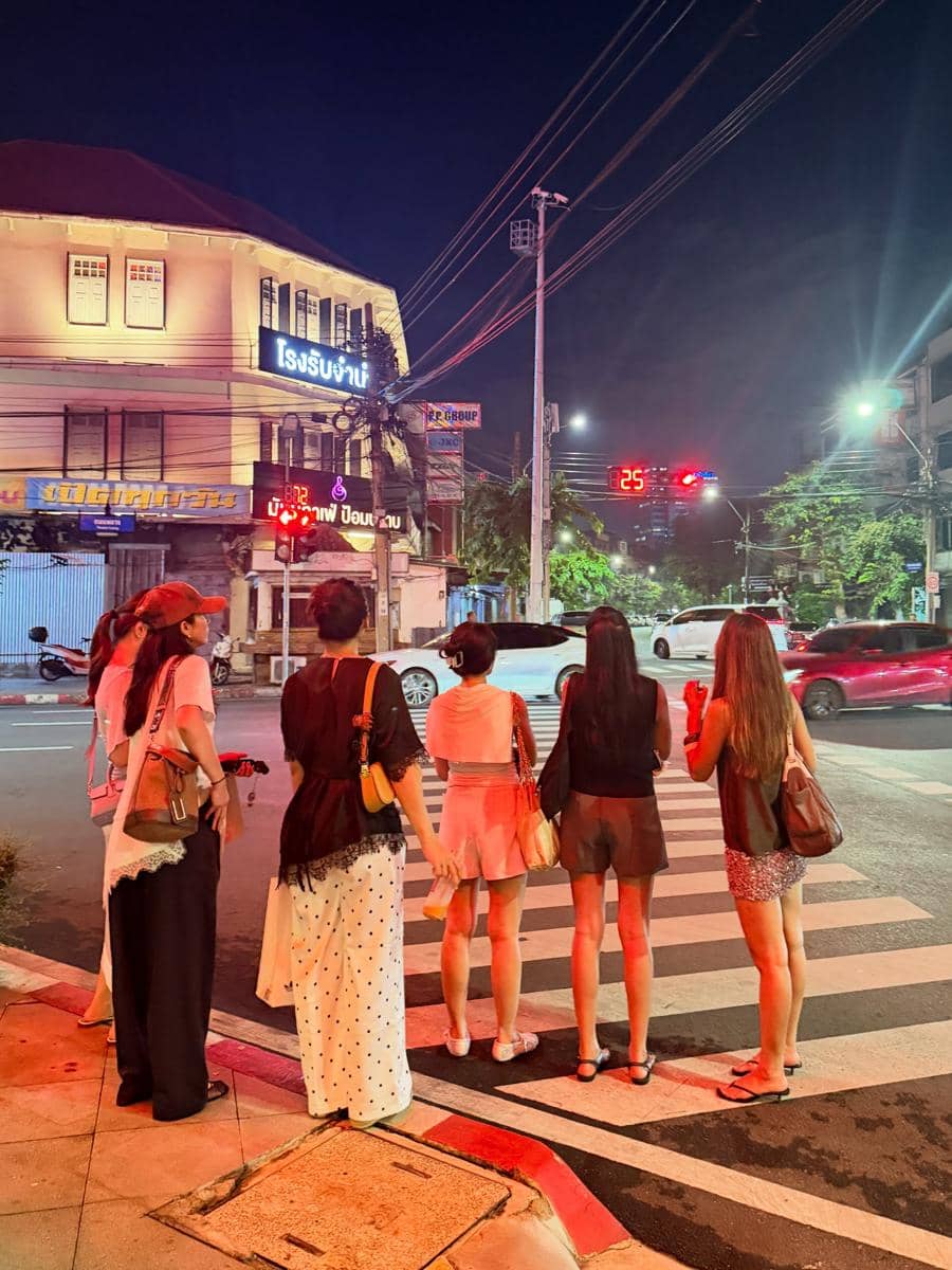 Merdi Octavia jalan-jalan di Bangkok bareng sahabat