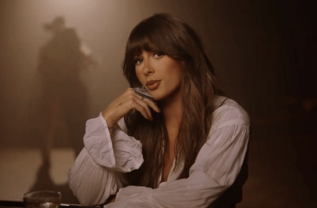 Ella Langley dalam musik video "Choosin' Texas"