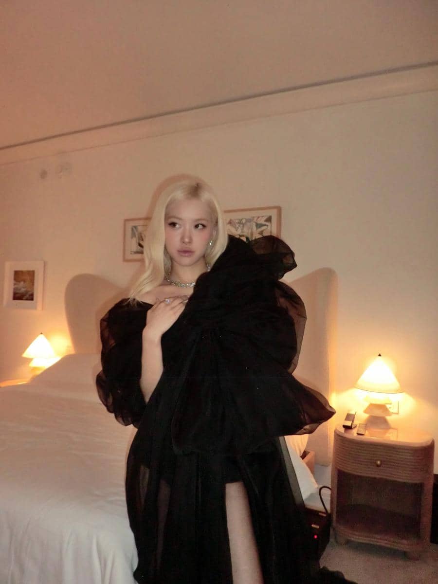 Rosé BLACKPINK tampil di Academy Museum Gala 2026 dengan gaya elegan dalam potret yang diunggah di Instagram.