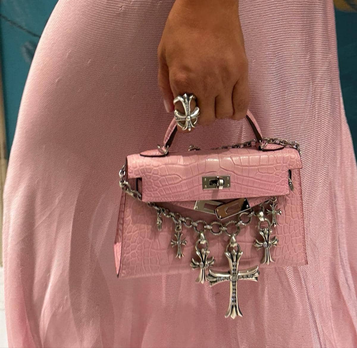 Tas Kelly dengan aksesori Chrome Hearts berbahan logam dipotret dari dekat dalam unggahan Instagram Kim Kardashian.