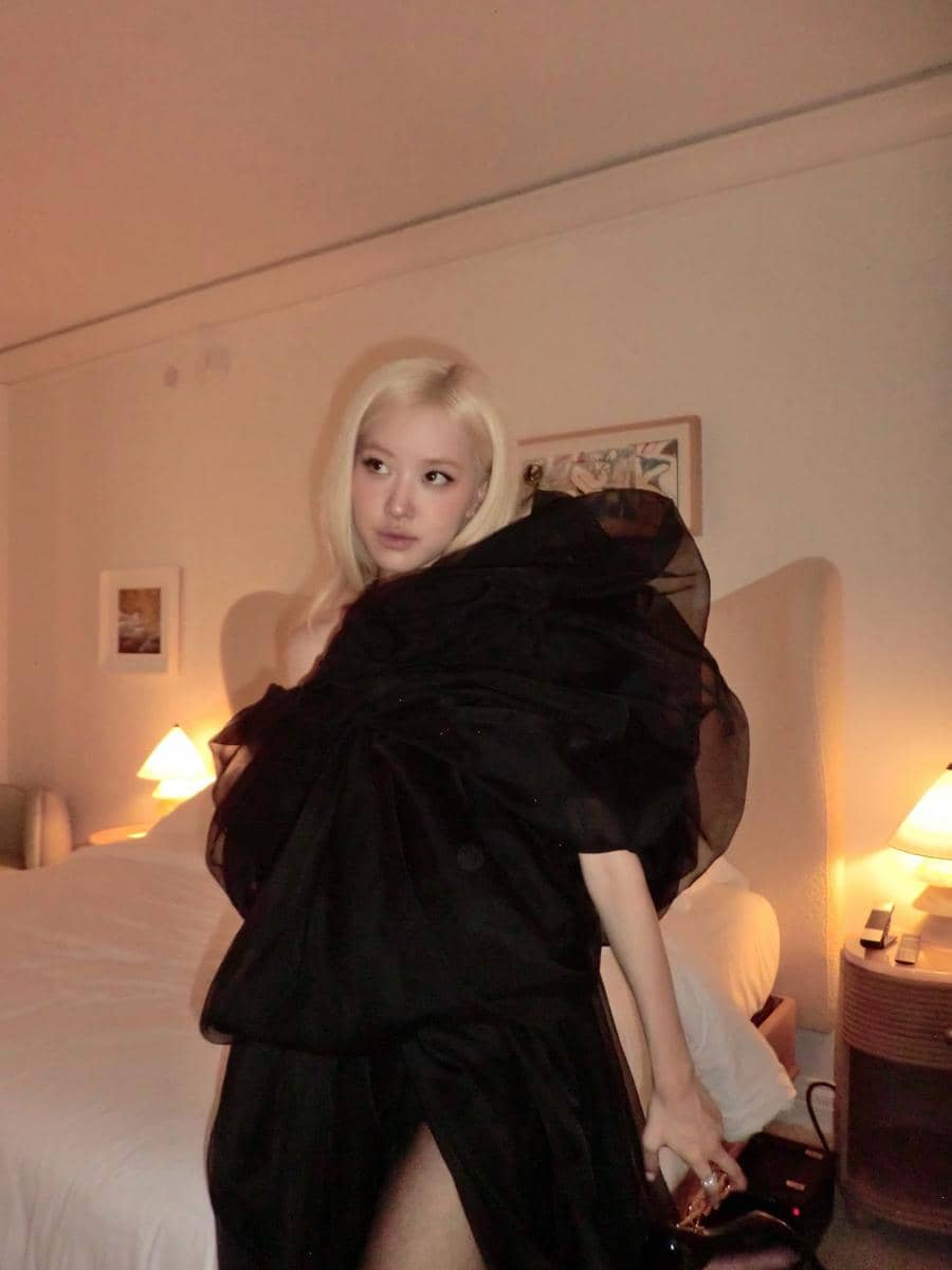 Rosé BLACKPINK menghadiri Academy Museum Gala 2026 dengan gaya busana elegan dalam potret dari Instagram.