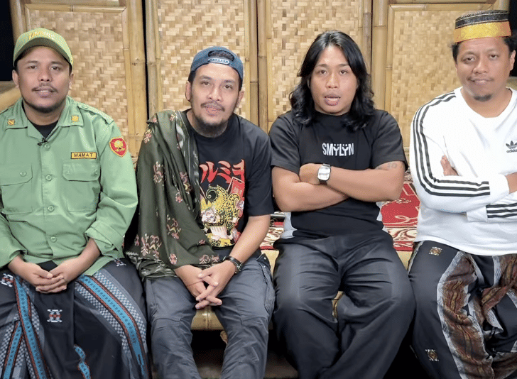 Sejumlah anggota podcast Titik Kumpul berpose bersama dalam unggahan Instagram milik @abdurarsyad.