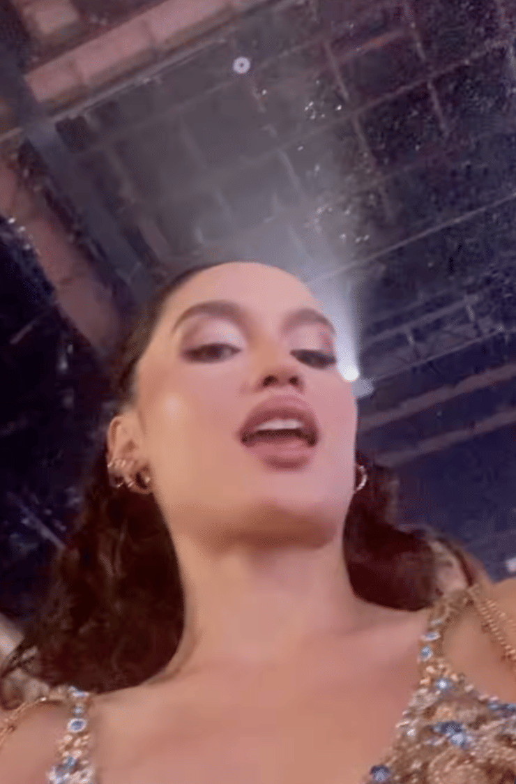 Cinta Laura menyaksikan Victoria's Secret Fashion Show 2026 dalam unggahan yang dibagikan di Instagram.