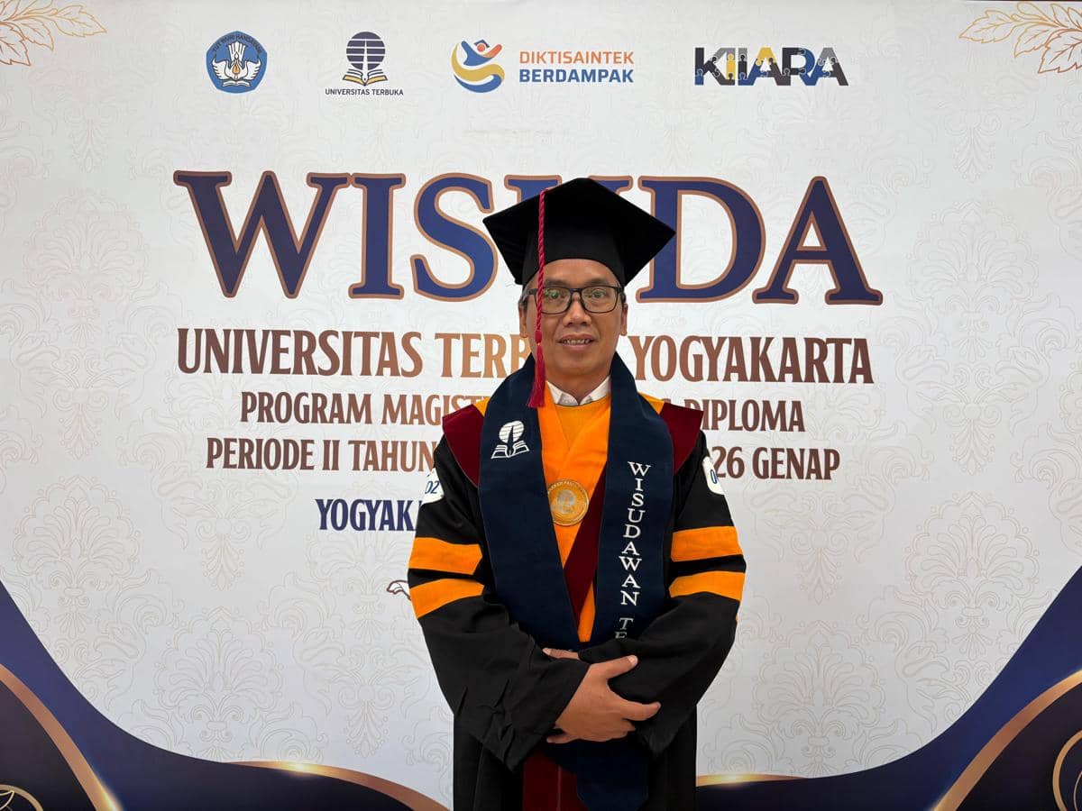Usia Bukan Halangan, Guru 48 Tahun Lulus S2 UT dengan IPK Sempurna