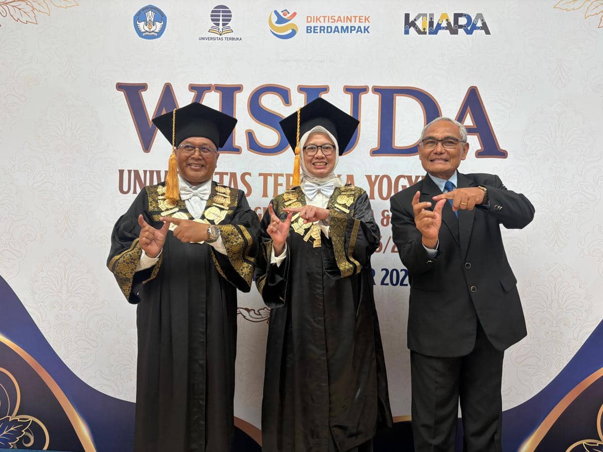 (ki-ka) Direktur Universitas Terbuka Yogyakarta, Prof. Agus Santoso, Sekretaris Universitas Terbuka, Kurnia Endah Riana, Ketua Ikatan Keluarga Alumni Universitas Terbuka Yogyakarta, Partogi Dame Pakpahan. (IDN Times/Herlambang Jati Kusumo)