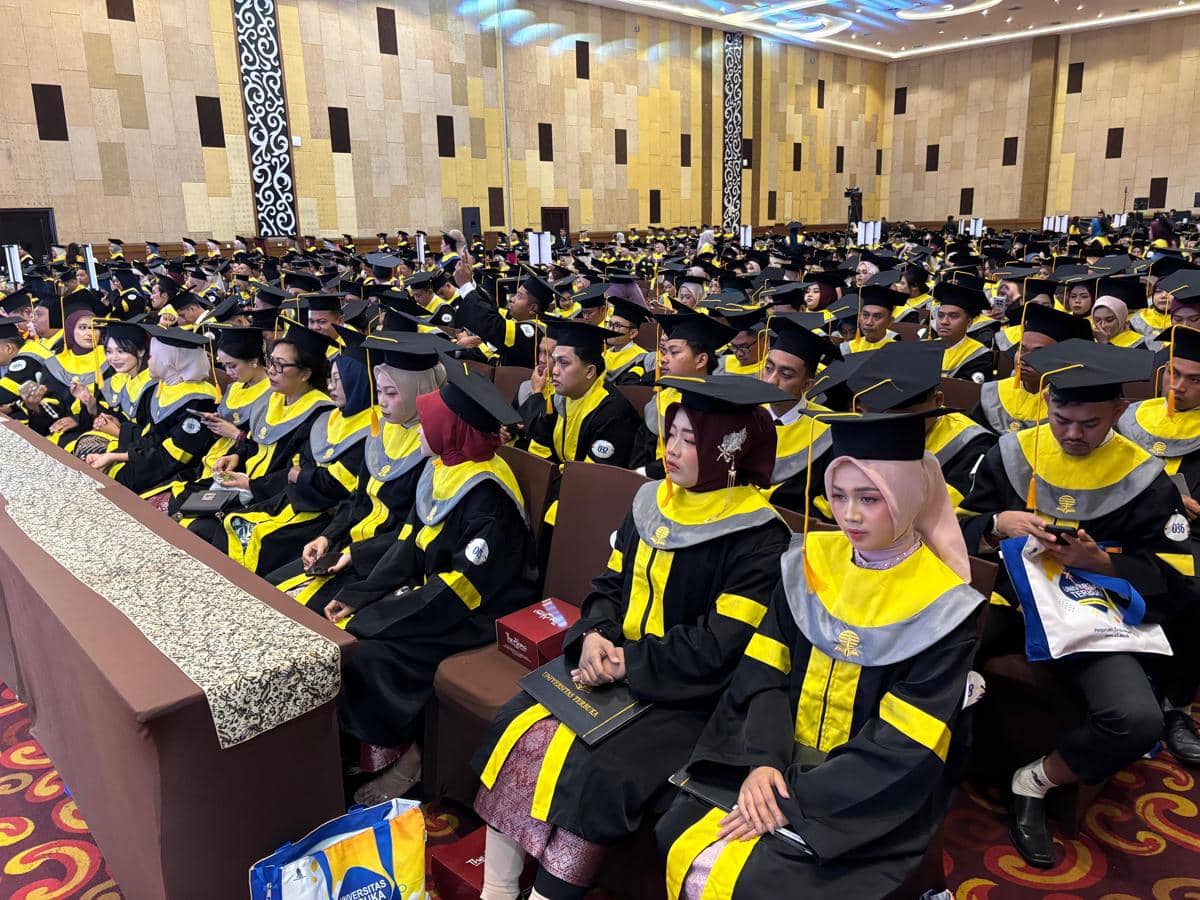 Prosesi wisuda Universitas Terbuka Yogyakarta, di Alana Yogyakarta, Minggu (18/10/2026). (IDN Times/Herlambang Jati Kusumo)