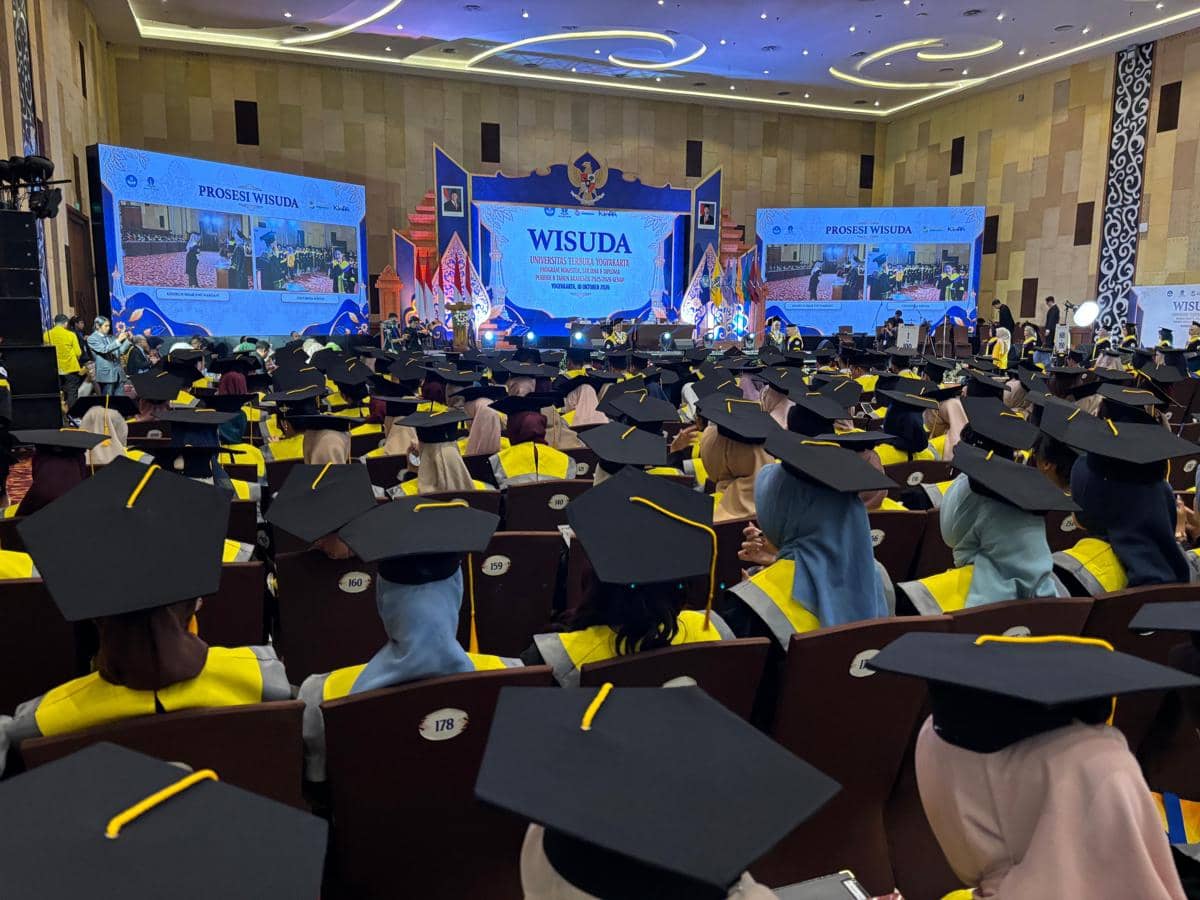 Prosesi wisuda Universitas Terbuka Yogyakarta, di Alana Yogyakarta, Minggu (18/10/2026). (IDN Times/Herlambang Jati Kusumo)