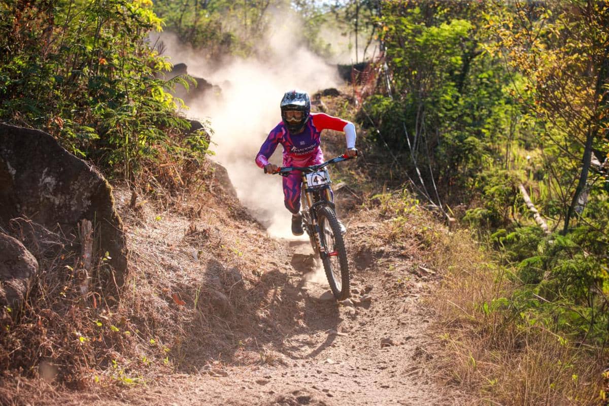 Para pebalap sepeda downhill Jawa Timur berkompetisi pada 76 Ultimate Downhill 2026 seri kedua di Pasuruan.